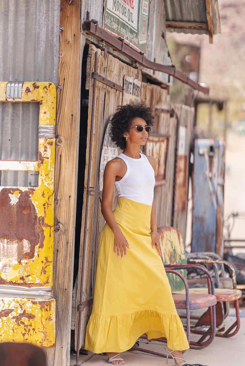 Białe bluzki klasyczne połączenia