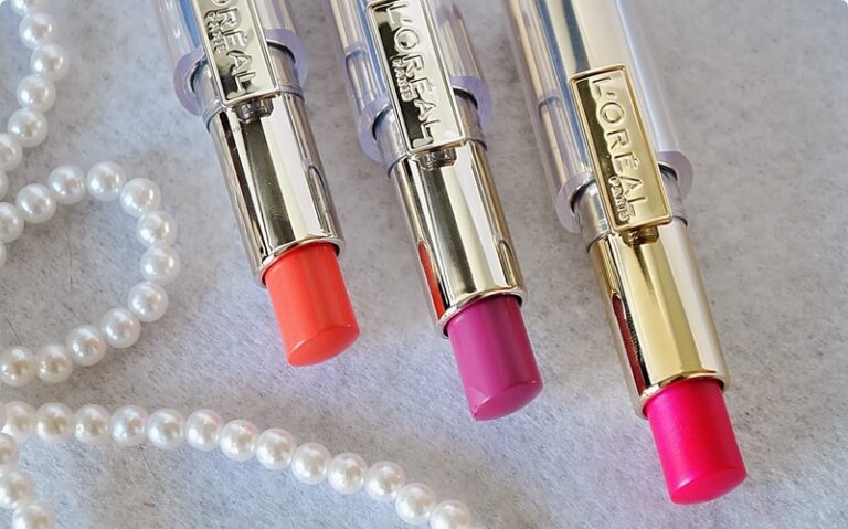 Pomadka Loreal Paris Rouge Caresse 202 Impulsive Fuchsia – recenzja blogerki