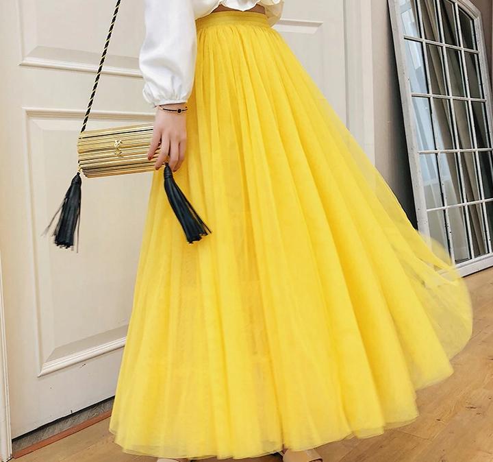 Stylowe połączenia: jaka bluzka do żółtej spódnicy?