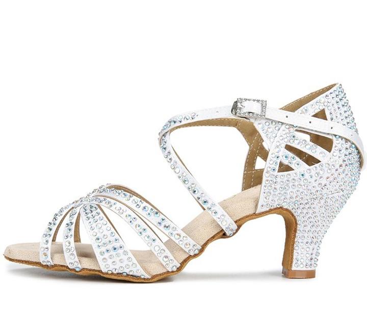 Stylowe propozycje: jakie buty na wesele w maju wybrać?