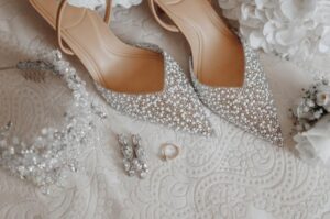 Idealne obuwie do śmietankowej sukni ślubnej – jak wybrać te najlepsze?