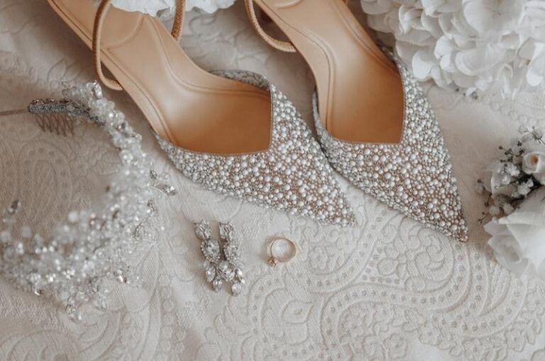 Idealne obuwie do śmietankowej sukni ślubnej – jak wybrać te najlepsze?