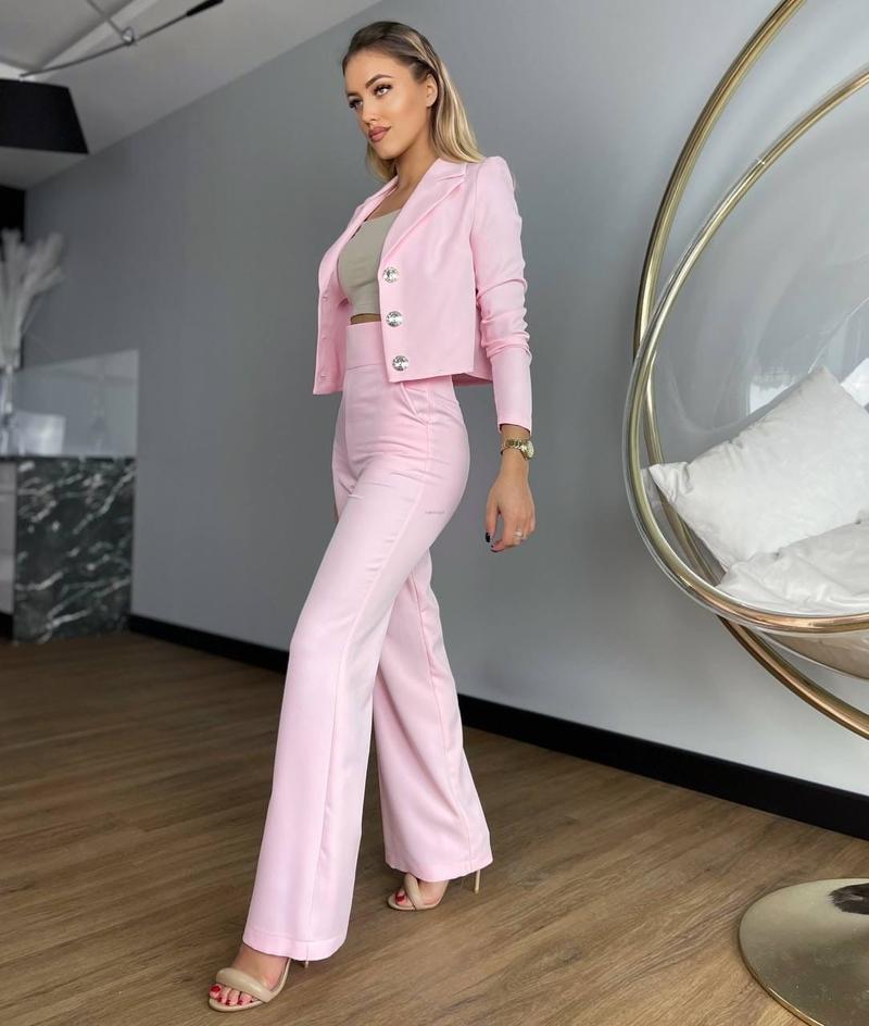 Jakie buty idealnie pasują do pudrowego garnituru? Przewodnik po stylowych połączeniach