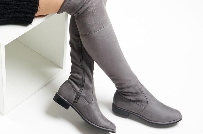 Jakie sukienki najlepiej komponują się z szarymi butami?