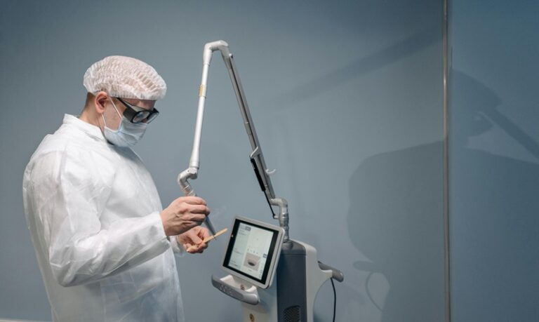 Nowoczesna operacja zaćmy. Jak dziś wygląda leczenie, które kiedyś budziło strach?