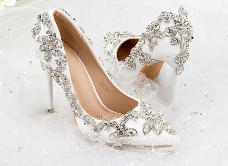 Jakie buty do granatowego garnituru wybrać na ślub?