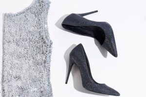 Jakie buty do siwej sukienki wybrać, by zachwycać?