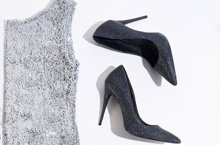 Jakie buty do siwej sukienki wybrać, by zachwycać?
