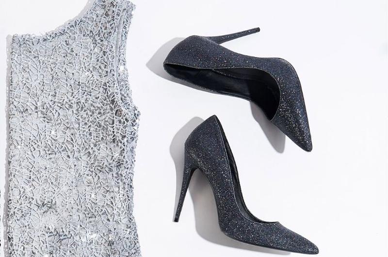 Jakie buty do siwej sukienki wybrać, by zachwycać?