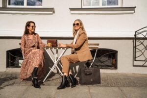 Jakie buty do sukienki w zimie wybierać, aby wyglądać stylowo i czuć się komfortowo?