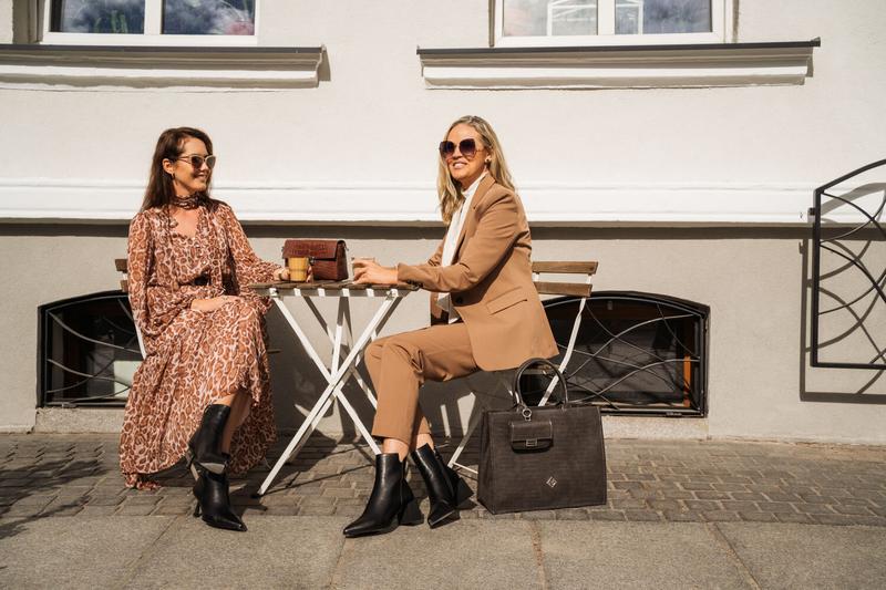 Jakie buty do sukienki w zimie wybierać, aby wyglądać stylowo i czuć się komfortowo?