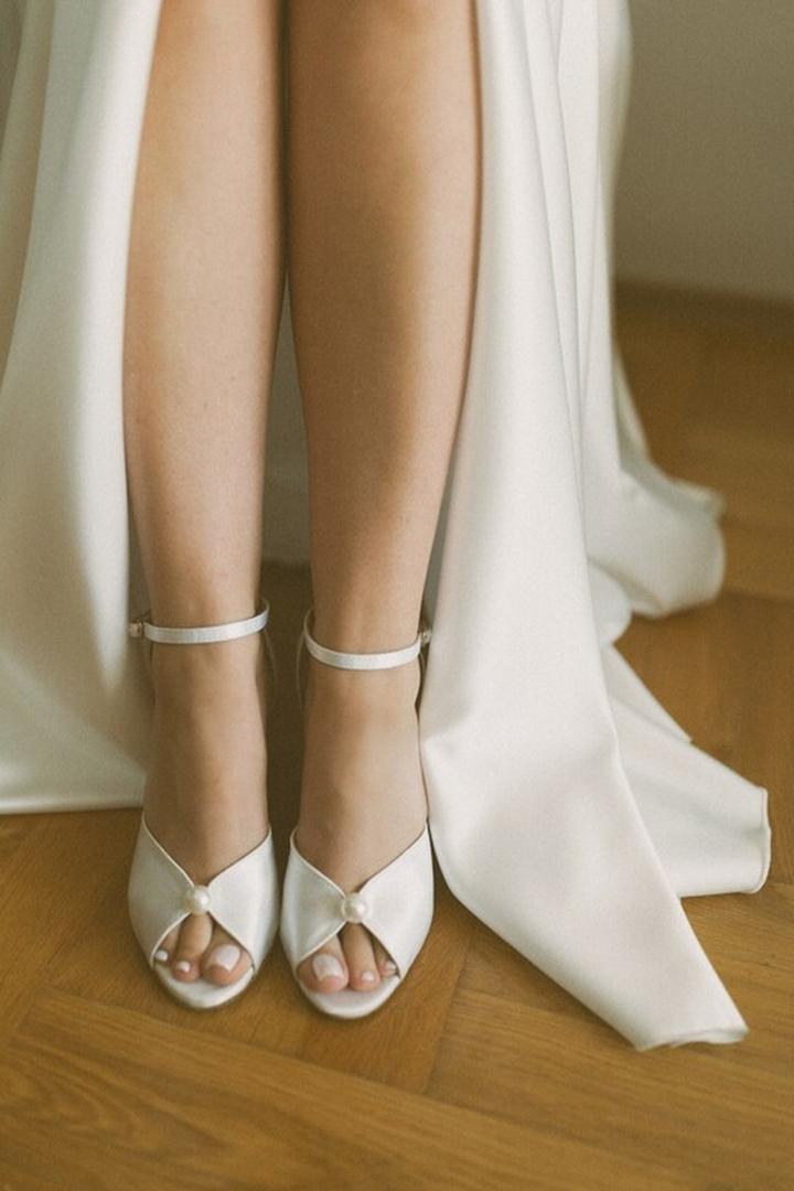 Jakie buty do sukienki ecru