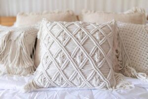 Odkryj, jak samodzielnie uszyć poszewkę na poduszkę 50x60 w kilku prostych krokach