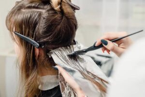 Odkryj tajniki: Jak się farbuje włosy płukanką i uzyskaj naturalny efekt